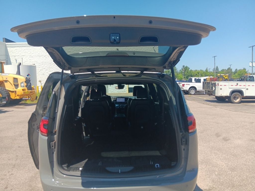 2025 Chrysler Pacifica Select