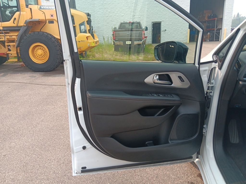2025 Chrysler Pacifica Limited - Photo 14