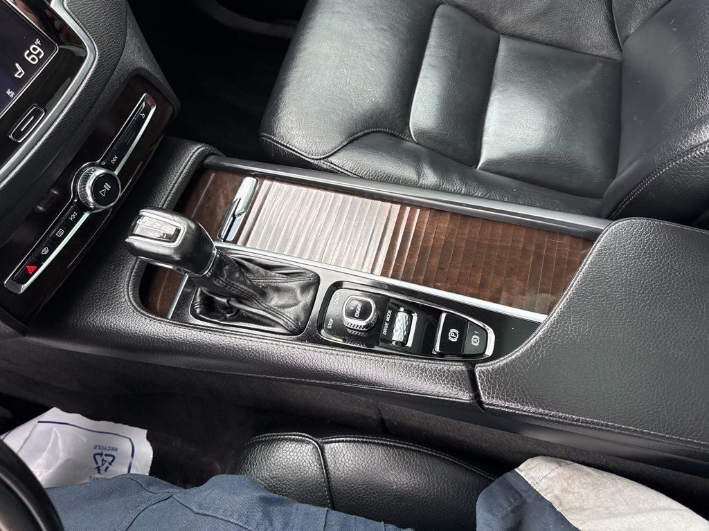 2016 Volvo XC90 T6 Momentum