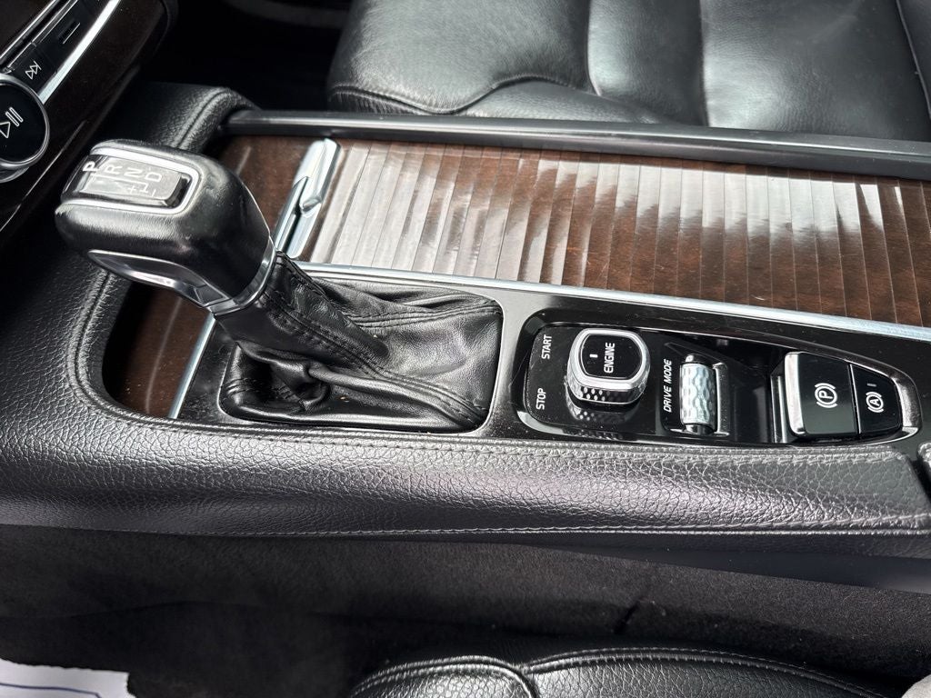 2016 Volvo XC90 T6 Momentum
